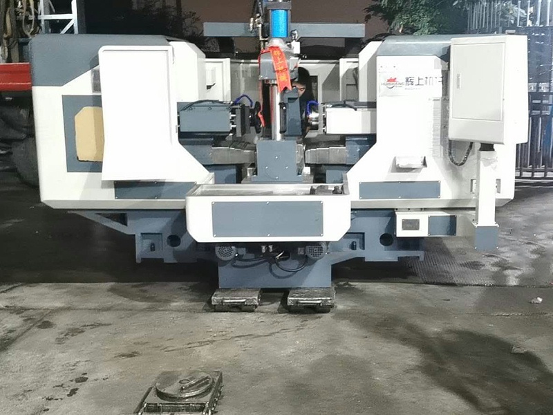 隆實(shí)模具鋼材全自動雙頭銑裝機(jī)中